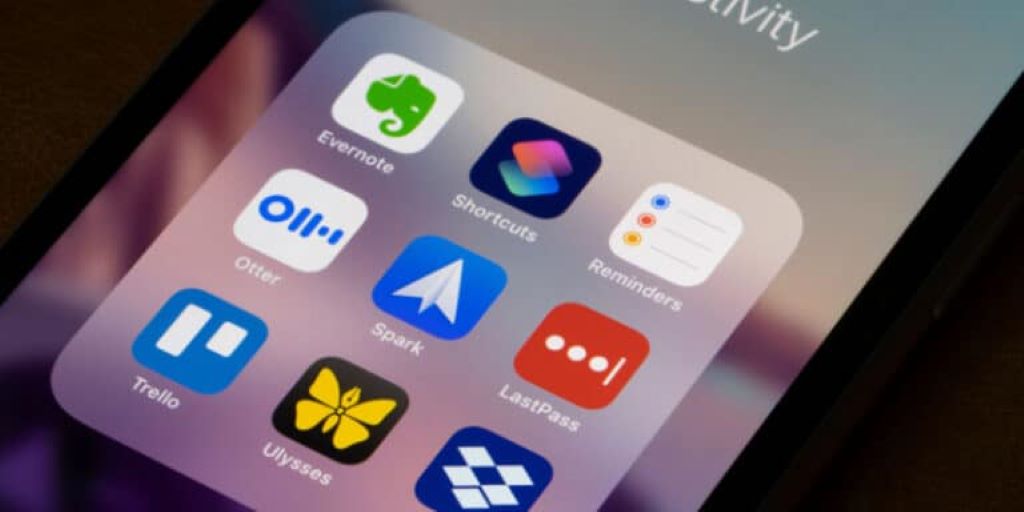 Entrepreneur in California improving business productivity with mobile apps, scheduling tools, and digital dashboards.
